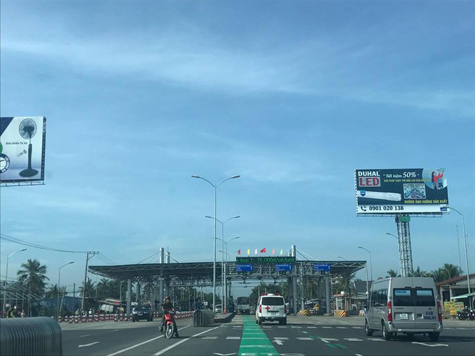 Ông Lưu Văn Hào - phó chủ tịch HĐQT Công ty TNHH đầu tư quốc lộ 1 Tiền Giang - khẳng định vị trí đặt trạm và mức phí tại trạm thu phí Cai Lậy đã được sự đồng ý của cơ quan chức năng và sẽ không có sự điều chỉnh nào nữa. Nguồn ảnh: NLĐ