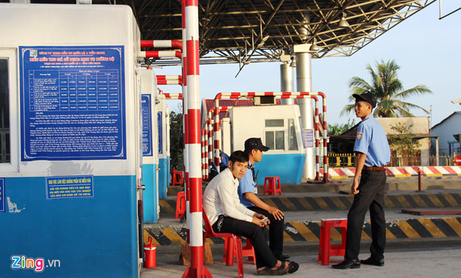 Từ sáng sớm, lực lượng CSGT cùng các đơn vị bảo vệ trạm BOT, các đội an ninh trật tự, xe cứu thương, cứu hỏa...đã tập trung. Lực lượng bảo vệ trạm BOT cũng tăng gấp đôi so với bình thường. Nguồn ảnh: Zing