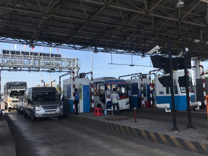 Tuy nhiên, PV ghi nhận xuất hiện một vài trường hợp trả phí bằng tiền mệnh giá lớn 500.000 đồng khiến nhân viên BOT mất thời gian đếm tiền trả lợi. Nguồn ảnh: NLĐ