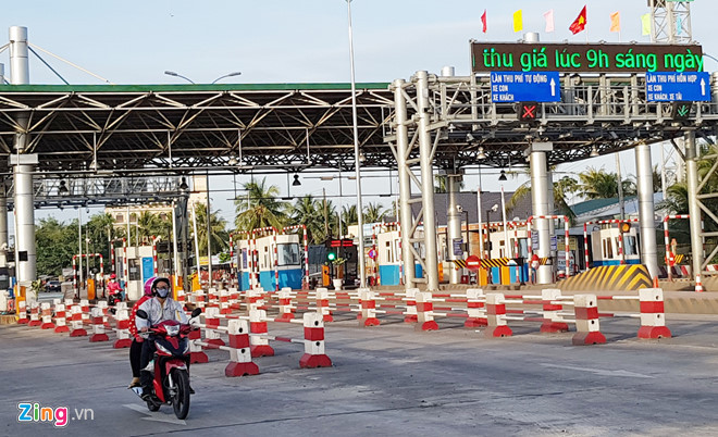 Sau ba tháng rưỡi tạm ngưng hoạt động, từ 9h sáng nay (30/11), trạm BOT Cai Lậy mở cửa thu phí trở lại với một loạt các thay đổi về mức giá cũng như bố trí các bãi xe riêng phục vụ tài xế dùng tiền mệnh giá nhỏ. Nguồn ảnh: Zing