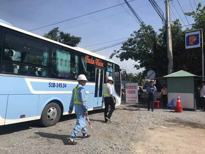 Địa điểm thu tiền mệnh giá nhỏ khá vắng vẻ trong sáng nay. Nguồn ảnh: NLĐ