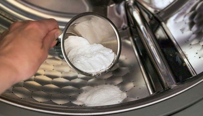 Điều đáng nói bột giặt chỉ loại bỏ hết bụi bẩn và khiến quần áo trông trắng sạch hơn, chứ không diệt trừ được vi khuẩn. Và như thế, ổ vi khuẩn sẽ bám ngược lại quần áo, khiến quần áo thậm chí còn bẩn hơn sau khi giặt.