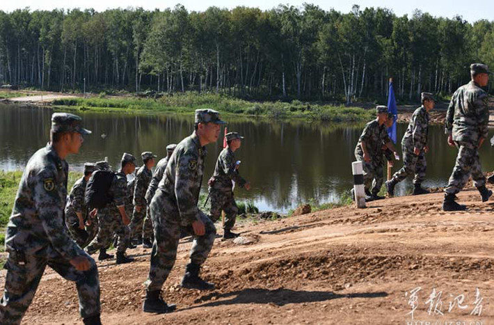 Nhóm binh sĩ Trung Quốc thị sát khu vực diễn ra cuộc thi.