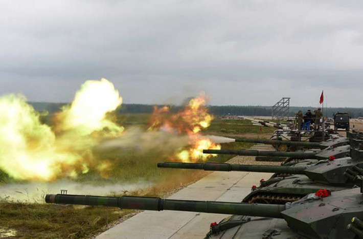 Tại thao trường diễn ra cuộc đấu tăng Tank biathlon 2015, các đội đã bắt đầu bước vào quá trình tập luyện. Trong ảnh, xe tăng Type 96A Trung Quốc nã pháo 125mm.
