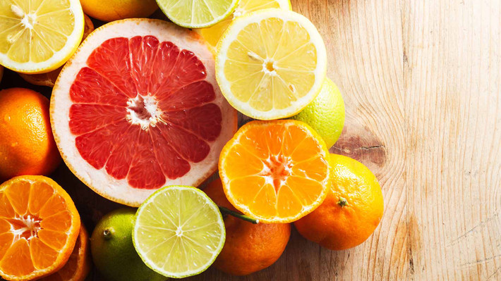 Vitamin C Vitamin C là một trong những thần dược chống lão hóa tốt nhất. Vitamin C vừa là chất chống oxy hóa mạnh lại vừa là loại vitamin cần thiết cho cơ thể tan trong nước nên có rất nhiều tác dụng với cơ thể.