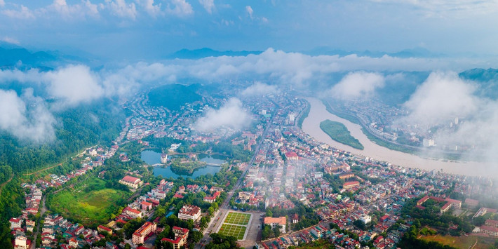 Sa Pa, Bắc Hà, Bát Xát, Si Ma Cai… là những địa danh nổi tiếng của tỉnh Lào Cai. Tuy nhiên, ít ai biết, Bát Xát gọi đúng từ, đúng âm là “Pạc srạt”; Sa Pa tiếng quan thoại gọi là Sa - Pả; Si Ma Cai theo âm tiếng Hmông là Xênh Mùa Ca … Không chỉ tên gọi, những vùng đất này còn gắn với những câu chuyện, những nét văn hóa đặc sắc.