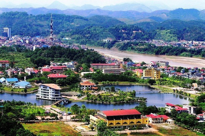 Thành phố Lào Cai: Thành phố Lào Cai như dải lụa trải dọc phía Nam ngã ba sông Hồng, sông Nậm Thi. Cách ngày này 50-60 triệu năm, trong đợt tạo sơn cuối cùng, vỏ trái đất vặn mình, đứt gãy tạo nên thung lũng sông Hồng (có địa bàn Lào Cai). Trước công nguyên, Lào Cai đã là trung tâm kinh tế - chính trị - văn hoá quan trọng ở ven bờ sông Cối (sông Hồng).