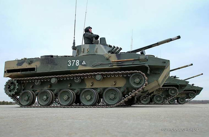 Thân xe BMD-4M được bọc giáp mỏng, khó có khả năng chống chịu vũ khí diệt tăng hạng nặng nhưng bù lại hỏa lực của nó rất mạnh mẽ đủ sức hạ xe tăng chiến đấu chủ lực.
