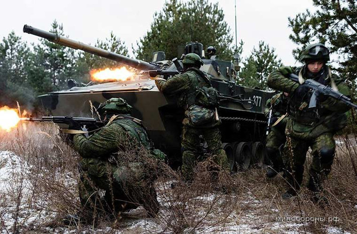 Trong năm 2014, một sư đoàn đổ bộ đường không Nga đã nhận biên chế 8 xe thiết giáp BMD-4M thế hệ mới nhất. Hiện nay, đơn vị được trang bị loại thiết giáp hàng khủng này đang nỗ lực rèn luyện tác chiến trong mọi điều kiện thời tiết, ban ngày và ban đêm.