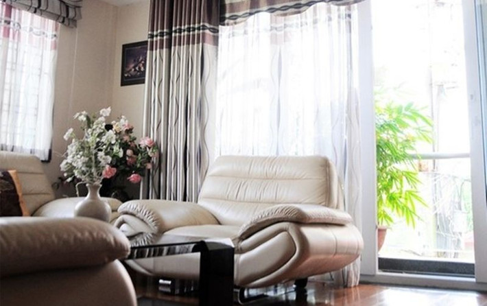 Còn tại quê nhà, gia đình Chi Pu nằm trong một con ngõ nhỏ của phường Xuân La, Hà Nội. Hình ảnh phòng khách gia đình ca sĩ "Đóa hoa hồng" được chụp vào năm 2013.