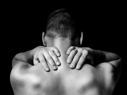 Nền nhà phẳng không chỉ tốt cho cột sống, nó còn tỏ ra rất hữu ích cho những người thường xuyên đau mỏi vai, cổ do những phần lồi lõm trên giường.