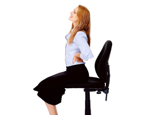 Chuyên gia sức khỏe tin rằng nằm ngủ trên sàn nhà trong nhiều giờ là cách chăm sóc cột sống đơn giản song hiệu quả rõ rệt. Chính mặt nền phẳng của sàn giúp cột sống được sắp xếp một cách tự nhiên nhất.