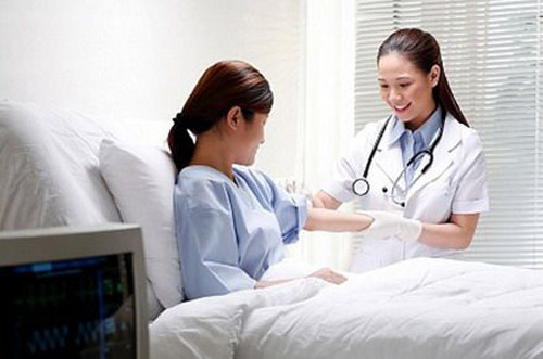 Phụ nữ được khuyến khích thăm khám chẩn đoán bệnh. Chuyên gia sức khỏe khuyên phụ nữ nên thăm khám để chẩn đoán liệu mình có mắc chứng rối loạn đông máu hay không. Việc thăm khám rất cần thiết bởi tùy vào mức độ nặng nhẹ của bệnh, phụ nữ có thể đối mặt với những biến chứng nguy hiểm trong kỳ kinh nguyệt, mang thai và sinh nở.