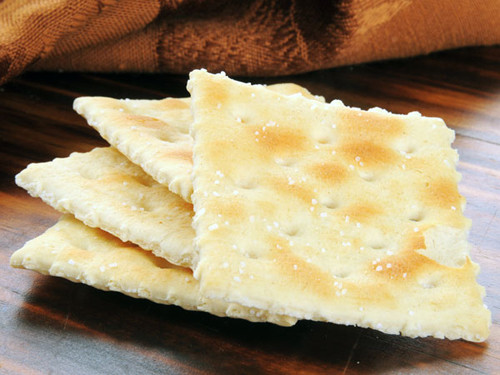 Bánh cracker. Nếu ngại vào bếp, bạn có thể tận dụng bánh cracker kết hợp một trái táo. Cách này sẽ giúp bạn không bị cảm giác đói “quấy rầy”.