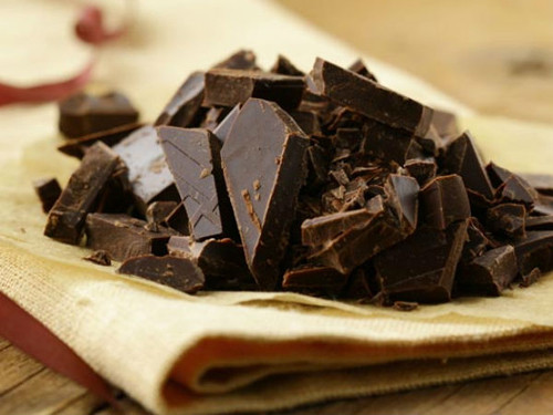 Cuối cùng, bạn nên ăn nhiều socola đen để ngừa bệnh hiệu quả. Chính lượng flavonoid dồi dào trong socola mang lại lợi ích ngăn ngừa bệnh tim và Alzheimer.