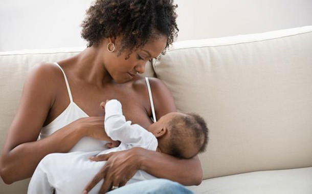 Nói về tác hại của hành động sử dụng điện thoại trong lúc cho con bú, bác sĩ tâm lý Kateyune Kaeni (làm việc tại Trung tâm Y tế Pomona Valley Calfornia) cho biết việc giao tiếp bằng mắt với trẻ có ý nghĩa quan trọng.