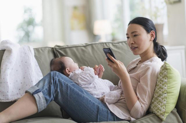 “Việc mẹ không đáp lại hành động cố gắng liên lạc bằng âm thanh ê a hay nụ cười bởi bận sử dụng điện thoại có thể ảnh hưởng đến sự phát triển bình thường của trẻ".