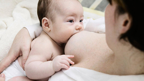 Ngoài ra, việc giao tiếp bằng mắt là cần thiết bởi khi mới sinh ra, tầm nhìn của trẻ rất hạn chế. Bé chỉ có thể tìm hiểu thế giới bên ngoài trong tầm nhìn từ ngực tới mắt của mẹ mà thôi.