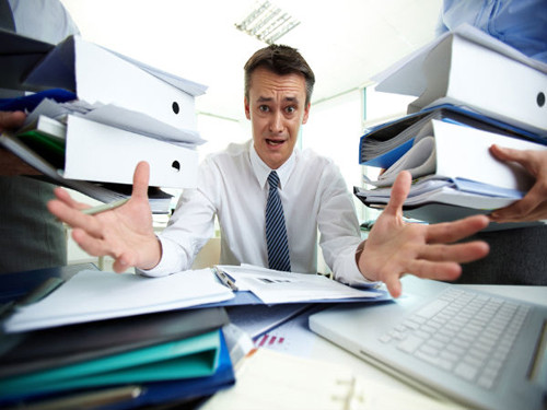 Ngồi cả ngày. Ngồi cả ngày được xác định có khả năng làm chậm tốc độ trao đổi chất của cơ thể khiến việc hấp thụ các chất dinh dưỡng diễn ra chậm hơn so với lúc bình thường. Từ đó ảnh hưởng đến khả năng miễn dịch. Tốt hơn, bạn nên đứng dậy, rời khỏi ghế và di chuyển sau mỗi tiếng làm việc chừng 5 – 10 phút. Các vận động nhỏ ấy sẽ kích hoạt cơ bắp và thúc đẩy sự trao đổi chất của cơ thể.