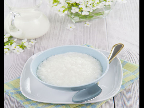 Cháo. Trong số các món cháo, cháo gạo được xem là một trong những thực phẩm tốt nhất để tẩm bổ cho người sốt virus. Không chỉ dễ tiêu, cháo gạo còn nhanh chóng giúp bạn có đủ năng lượng cho các hoạt động trong ngày.