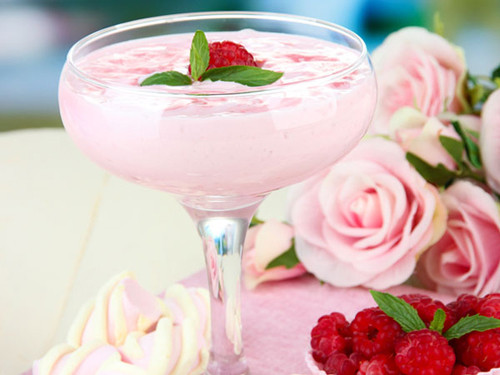 Tăng cường hương vị cho món nước ép. Muốn món cocktails, nước ép trái cây hấp dẫn hơn, bạn nên cho thêm chút muối trong quá trình pha chế. Thậm chí, nó cũng rất hữu ích cho việc tăng cường hương vị cho ly rượu tequila.