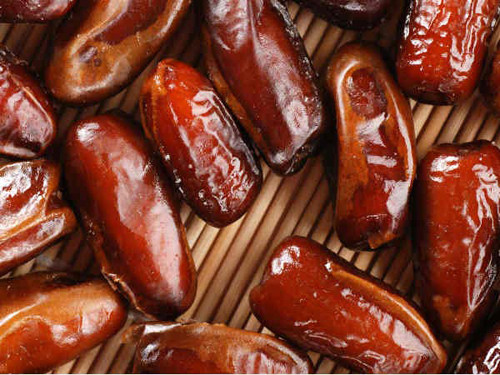 Vì lý do này, nam giới nên lựa chọn quả chà là bổ sung vào chế độ ăn. Ngoài lượng vitamin phong phú, quả chà còn có khả năng cung cấp lượng lớn protein. Bằng cách này, bạn vẫn ăn đủ chất đạm cần thiết mà không lo ngán.