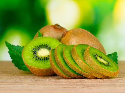 Nếu như quả chà là được khuyên dùng vì chứa nhiều chất đạm thì kiwi được khuyên nên ăn nhờ chứa lượng vitamin C cực lớn. Trong khi đó, vitamin C giúp tăng cường độ dẻo dai để theo đuổi các bài tập. Nó cũng rất tốt trong việc hỗ trợ đốt cháy chất béo dư thừa, tạo cơ bụng 6 múi.