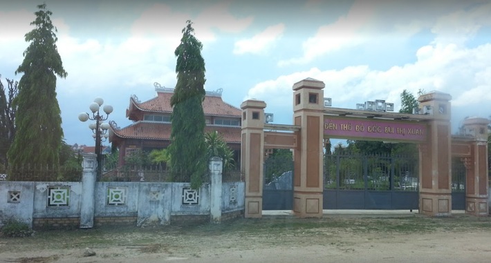 Nhiều tài liệu ghi lại, nữ tướng Bùi Thị Xuân bị voi giày đến chết. Tuy nhiên, trước cái chết bà rất hiên ngang hét to một tiếng làm bầy voi sợ hãi bước giật lùi. Quân lính được lệnh đốt hỏa pháo và đâm giáo nhọn thúc vào voi làm chúng hoảng loạn chạy xéo lên đè chết bà. (Ảnh: Đền thờ nữ tướng Bùi Thị Xuân).