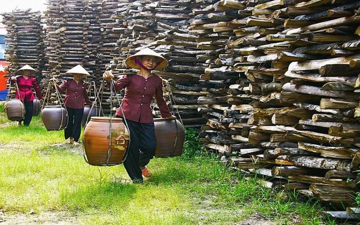 Bắc Ninh còn được biết đến với trăm nghề truyền thống trong đó có nhiều nghề tinh xảo như: đúc gò đồng Hè Nôm, Đại Bái, Quảng Bố, Đào Viên; gốm Phù Lãng; mộc Vĩnh Kiều, Phù Khê, Đại Đồng, Chóa, Khúc Toại; dệt Đình Cả, Xuân Ổ, Vọng Nguyệt…