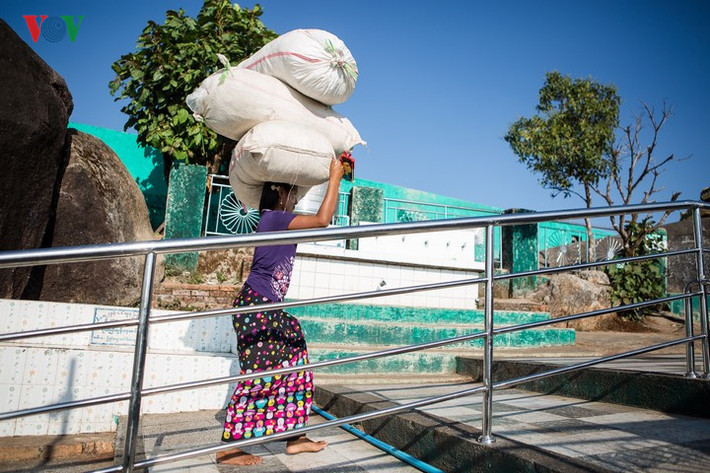 Đường vào các chùa ở Myanmar, người dân và du khách phải đi chân đất. Người dân ở đây thường dùng sức người để vận chuyển hàng hóa đi khắp nơi.