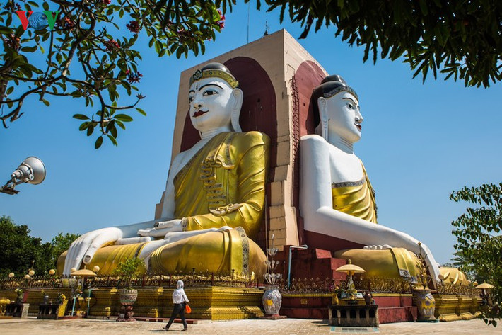 Chùa Kyaikpun ở Bago, đất nước Phật giáo Myanmar được xây dựng năm 1476, gồm 4 tượng Phật cao 30 mét dựa lưng nhau nhìn về 4 phía, biểu tượng của sự giác ngộ.