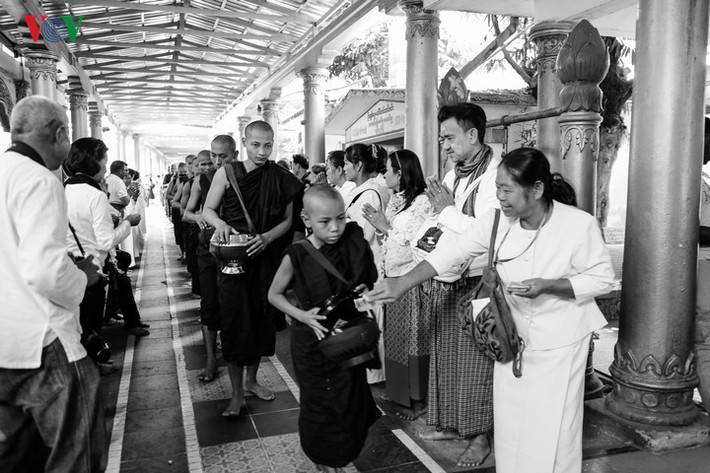 Các nhà sư xếp hàng nhận đồ cúng dường. Người dân hay du khách có thể cúng mỳ tôm, cơm, bánh, hay kẹo...