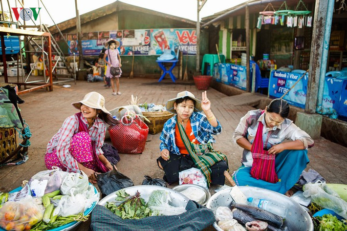 Những phụ nữ bán cá ngoài đường.