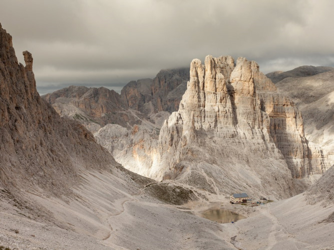 4. Torri del Vajolet (Tháp Vajolet), Dolomites, Ý. Những đỉnh núi thẳng đứng ở vùng Dolomites thường xuyên được đưa vào danh sách của các nhà leo núi.