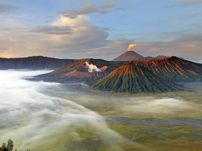 7. Núi lửa Bromo, Đông Java, Indonesia. Núi Bromo có lẽ là ngọn núi lửa nổi tiếng nhất trong Vườn Quốc gia Bromo Tengger Semeru của Đông Java, nhờ khả năng tiếp cận và tầm nhìn mặt trời mọc.