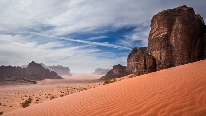1.Wadi Rum, Jordan. Di sản thế giới được UNESCO công nhận ở miền Nam Jordan có cảnh quan thiên nhiên phong phú gồm các vách đá, hang động, hẻm núi hẹp, vòm tự nhiên và cát đỏ giống sao Hỏa, địa điểm siêu thực như ở thế giới khác.