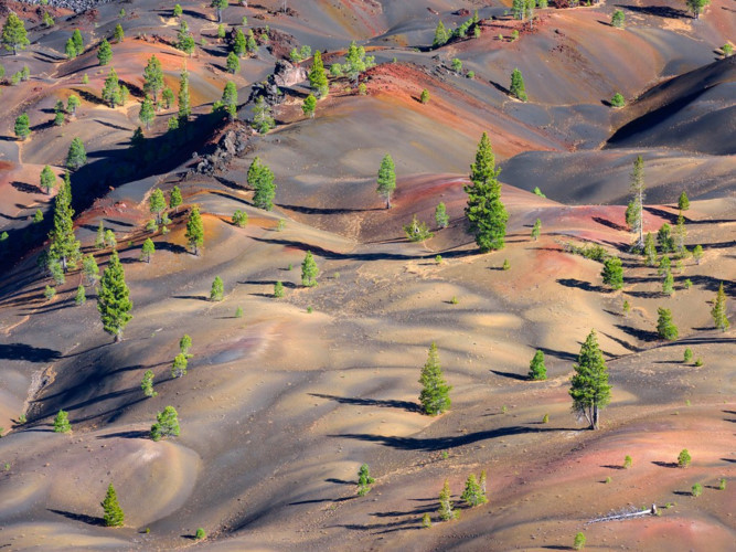 5. Những bãi cát như vẽ trong Vườn Quốc gia Lassen Volcanic, California. Những bãi cát màu đỏ và cam, được hình thành từ những lớp tro xi măng bị ô xy hóa, nằm dưới bóng của núi lửa Cinder Cone. Núi lửa (và các cồn cát) được hình thành trong quá trình phun trào xảy ra vào những năm 1650.
