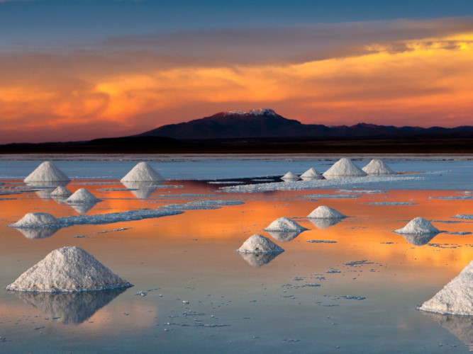 6. Salar de Uyuni, Bolivia. Đây là nơi sản xuất muối nhất thế giới, với 10 tỷ tấn muối và trải rộng hơn 4.000 dặm vuông. Đây cũng là một trong những nơi đẹp nhất trên trái đất.