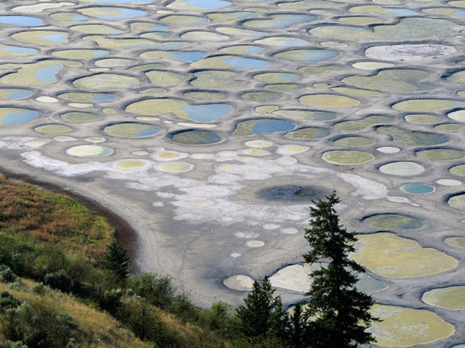 3. Hồ Spotted (Kliluk), Osoyoos, Canada. Hồ nước kỳ lạ này nằm trong một sa mạc có chứa một lượng lớn khoáng chất (bao gồm canxi và natri sunfat). Vào mùa hè, khi nước bốc hơi, các khoáng chất lộ ra trong hơn 300 hồ bơi riêng biệt.