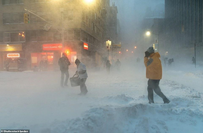 Người dân vật lộn với bão tuyết ở Manhattan, New York, Mỹ.