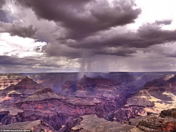 Mưa rơi ở khu vực khe núi dốc Grand Canyon, tiểu bang Arizona, Mỹ.