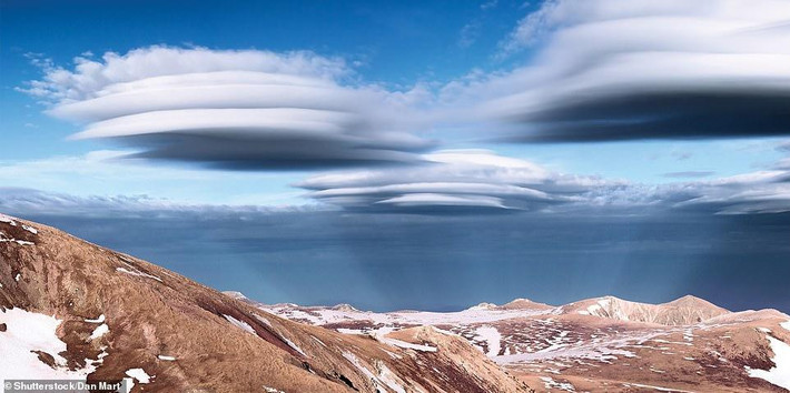 Những đám mây dạng thấu kính được chụp ở phía tây dãy Pyrenees, Tây Ban Nha.