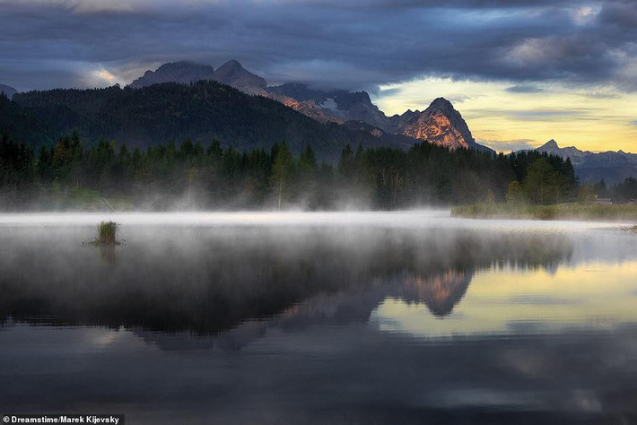 Lớp sương mù mỏng trên hồ Geroldsee ở Bavaria, Đức.