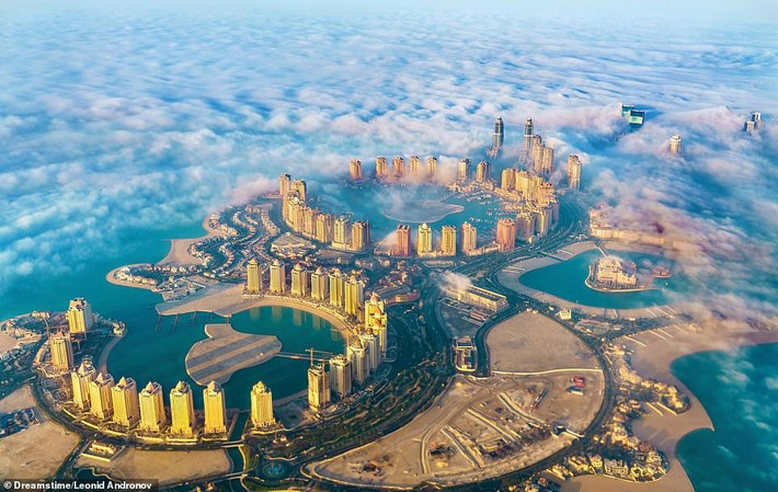 Sương mù bao quanh đảo Pearl-Qatar ở Doha, Qatar.