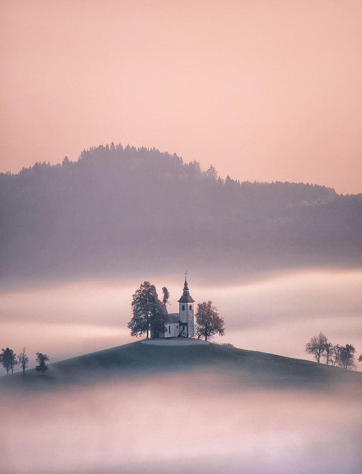Sương mù bao phủ quanh nhà thờ Thánh Thomas ở Sveti Tomaz, Slovenia.