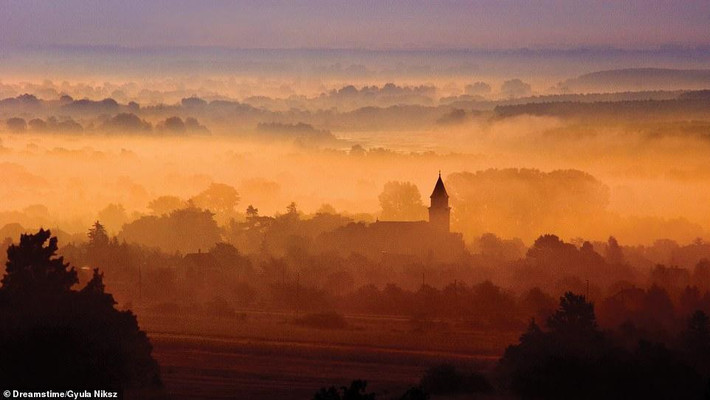 Sương mù khiến thành phố Tokaj của hạt Borsod-Abauj-Zemplen, Hungary, mờ ảo, có phần ma mị.