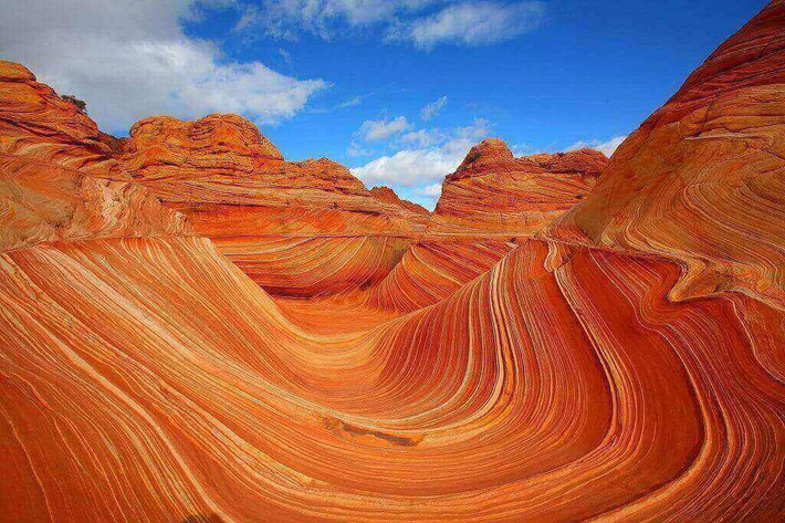 2. Lằn sóng núi đá Arizona Khu vực núi đá Arizona nằm ở phần phía bắc của tiểu bang Arizona, Mỹ. Nơi đây quy tụ nhiều dãy núi đá sa thạch màu đỏ cam, có nhiều lằn xoắn quái đản vây quanh, nhấp nhô và gồ ghề trông rất lạ mắt.