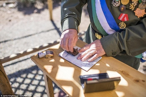 Molossia có cờ và quốc huy riêng, có hệ thống tiền tệ riêng, luật pháp độc lập dù nằm trong bang Nevada, Mỹ. Thậm chí "quốc gia" này còn có tòa nhà chức năng để phục vụ du khách tới tham quan.