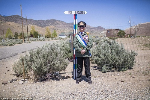 "Tổng thống" của Molossia là Kevin Baugh. Ông và người bạn James Spielman đã nảy ra sáng kiến thành lập quốc gia của riêng họ sau khi xem bộ phim "The Mouse that Roared" (Tạm dịch: Khi con chuột cất tiếng gầm). Hiện Spielman không tham gia vào Molossia.