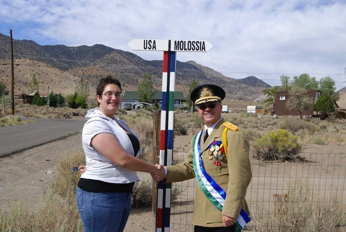Cộng hòa Molossia được xem là một micronation, “quốc gia” không chính thức với chủ quyền tự xưng và không được chính phủ các nước trên thế giới công nhận. Họ tự tập hợp thành một cộng đồng và tự đề ra luật lệ của riêng mình.